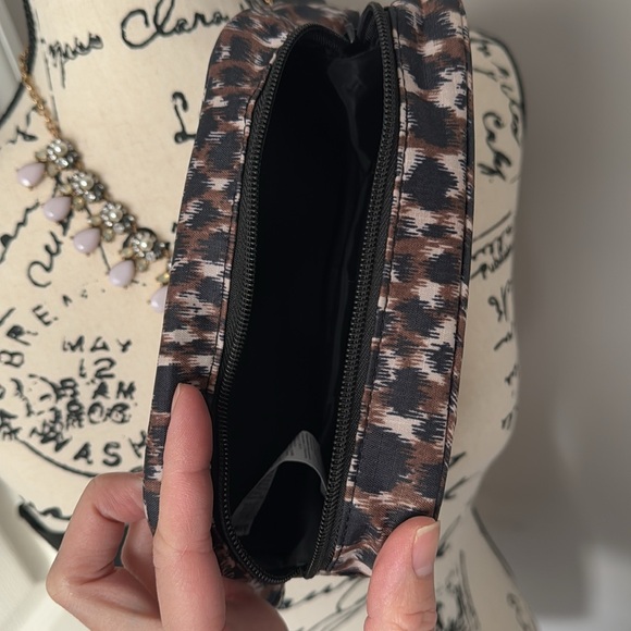 Old Navy-Cheetah Waist Bag - Picture 4 of 7